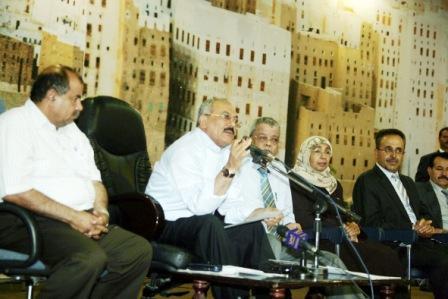 رئيس الجمهورية يلقي كلمته خلال لقائه بالأخوات قيادات وكوادر القطاع النسائي والجمعيات النسوية بمحافظة حضرموت أمس